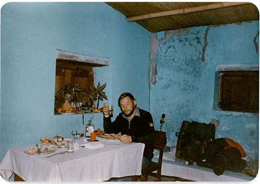 Jerzy Kukuczka w trakcie samotnej wigilii w pokoju hotelowym w Pokharze.