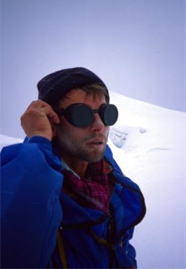 Wojciech Kurtyka poprawia lodowcowe okulary.