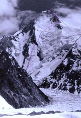 Kocioł na południowo-zachodniej ścianie Gasherbruma I wraz z zaznaczoną droga wspinaczki.