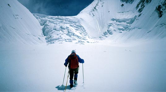 Wojciech Kurtyka na przełęczy pomiędzy Gasherbrumem I i Gasherbrumem II.