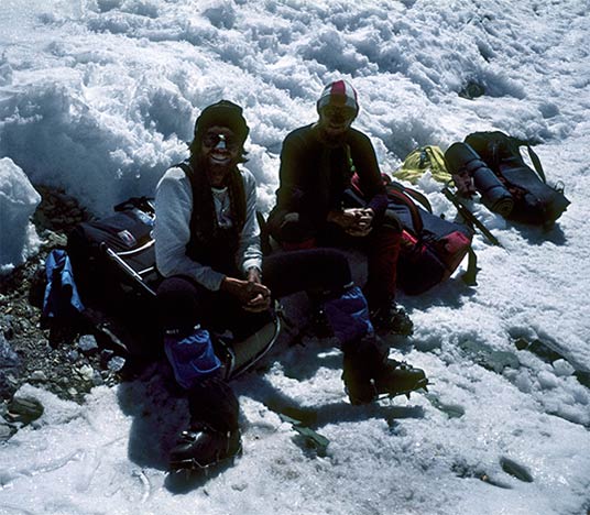 W 1982 roku podczas zejścia z nielegalnie zdobytego szczytu Broad Peak, Jerzy Kukuczka i Wojtek Kurtyka spotykają Reinholda Messnera. Na fotografii od lewej: Reinhold Messner i Jerzy Kukuczka.