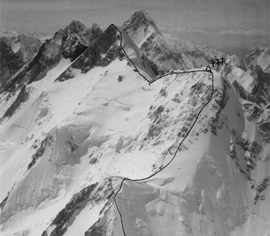 Odręcznie naniesiona trasa wspinaczki Kukuczki i Kurtyki na szczyt Gasherbrum II wraz z oznaczeniem wschodniego wierzchołka.