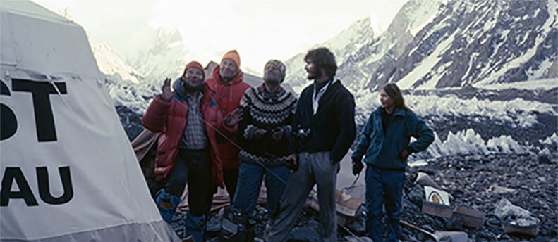 Jerzy Kukuczka w trakcie rozmowy z uczestnikami wyprawy. Od lewej: Jerzy Kukuczka, Norman Dyhrenfurth, NN, NN i Irene Simon-Schnass.