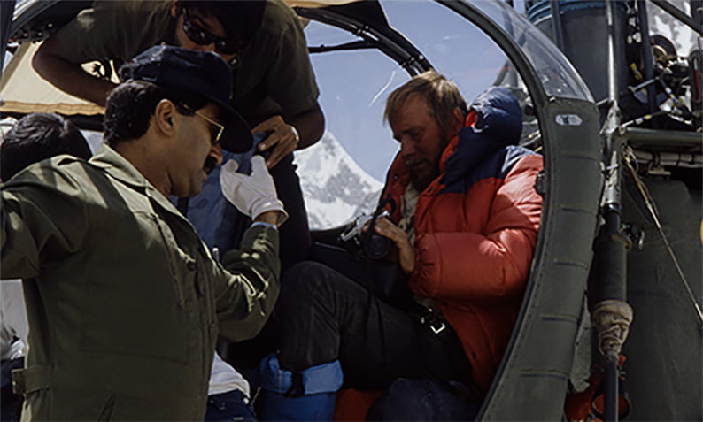 Jerzy Kukuczka w kokpicie helikoptera tuż przed odlotem z bazy pod K2.