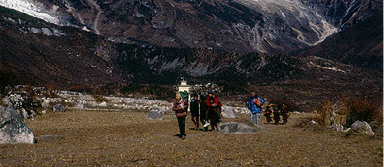“Nasz kondukt z odmrożonym Carlosem dociera do najbliższej tybetańskiej wioski Soma”.