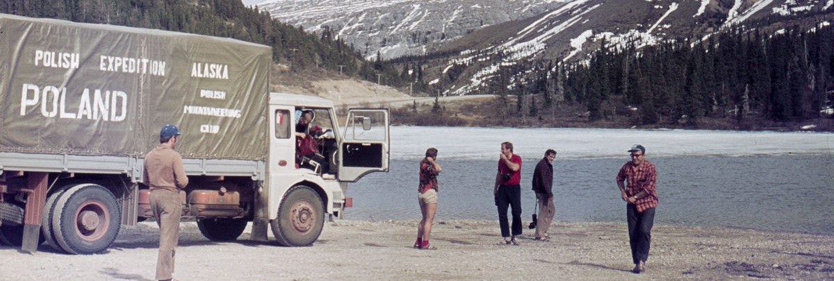 „Daleki krajobraz bardzo piękny. Wokół, aż po horyzont, lasy pofalowane jak Beskid Niski. Na horyzoncie widzimy po raz pierwszy ośnieżone góry”.
