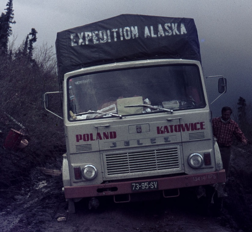 Przejazd Jelczem wyprawowym przez trudny, gliniasty teren.