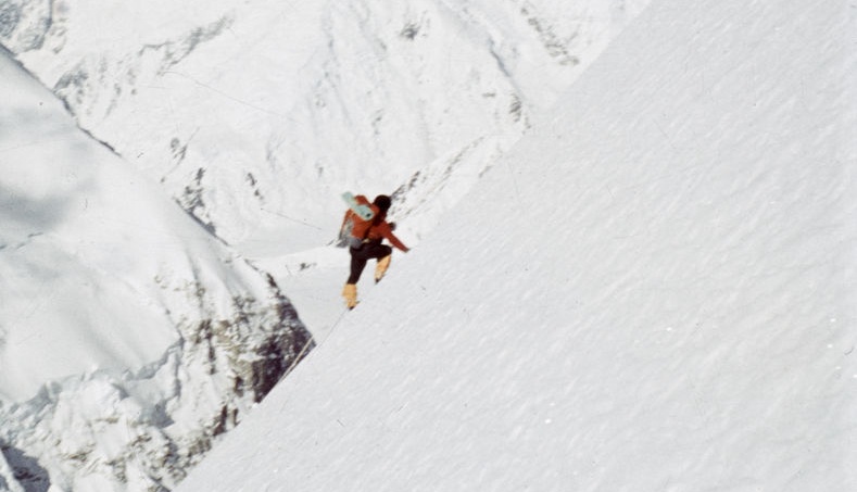 Adam Bilczewski w trakcie wspinaczki.