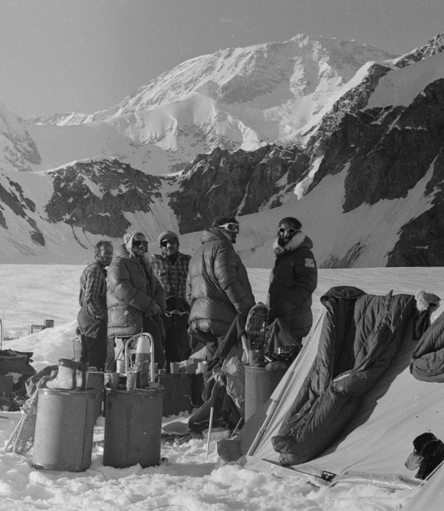 Uczestnicy wyprawy w bazie. Od lewej: Janusz Baranek, Adam Bilczewski, Michał Gliński, Jerzy Kalla i Krzysztof Tomaszewski.