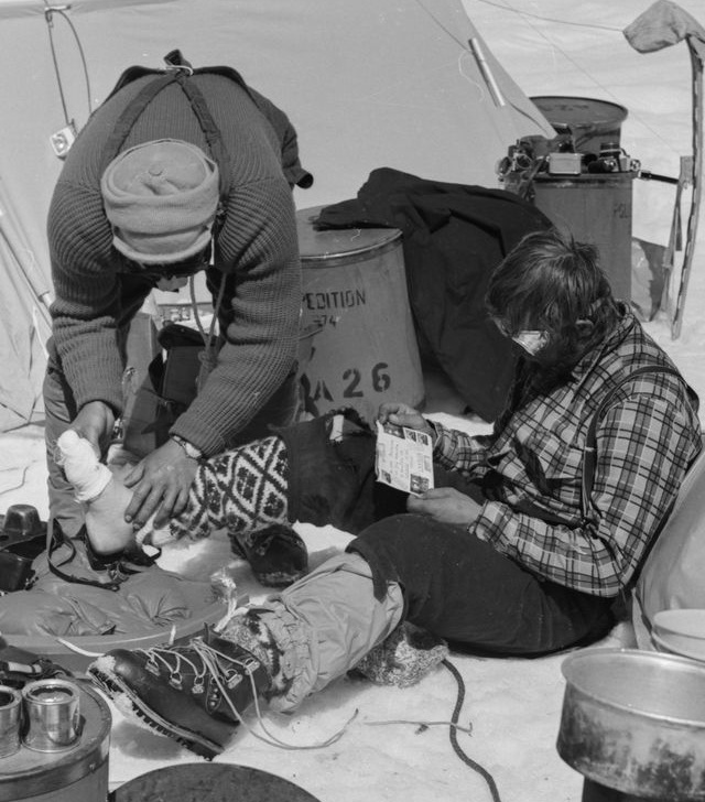 Michał Gliński podczas opatrywania odmrożonej stopy Jerzego Kukuczki.