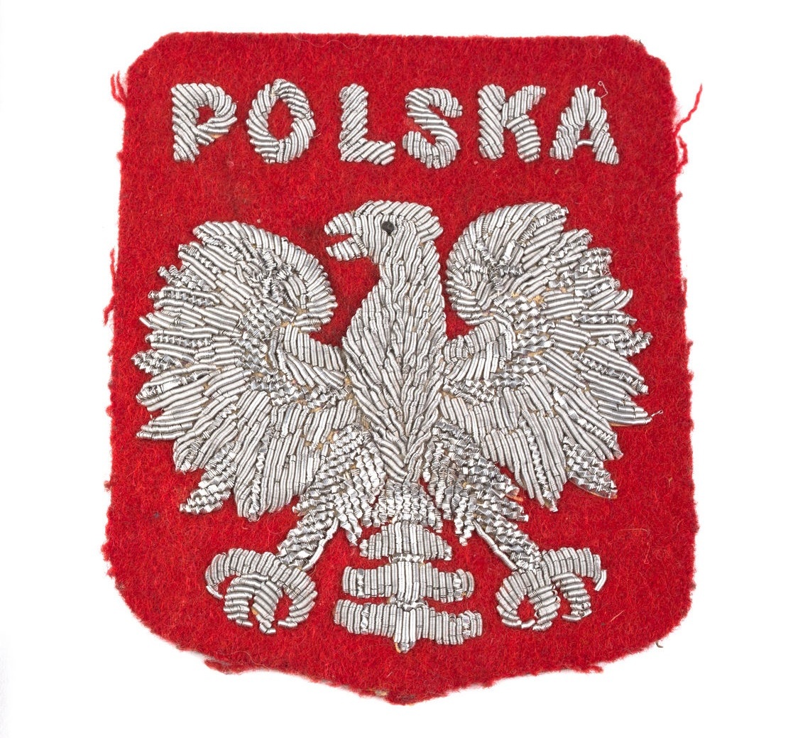 „Wszyscy w jednakowych garniturach, orzełki na piersiach, te same krawaty, te same skarpetki, te same buty. Na obiad w garniturze, na kolacje w swetrze, oczywiście wszyscy jednakowym”.
