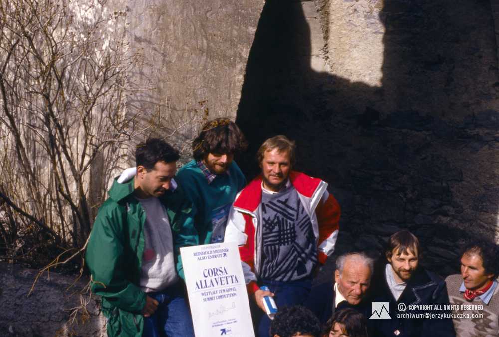Zdjecie grupowe uczestnikow konferencji przy zamku Reinholda Messnera. Drugi od lewej: Reinchold Messner (zielona bluza) obok Jerzy Kukuczka (bialo-czerwona kurtka)
