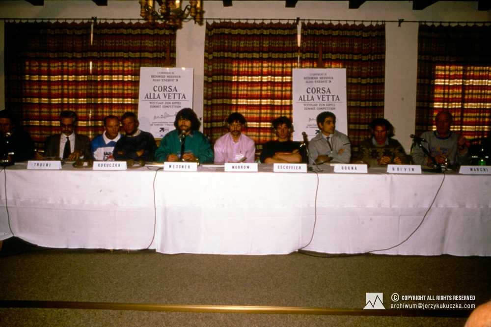 Konferencja „Corsa alla vetta”. Drugi od lewej Truini, Jacek Pałkiewicz, Jerzy Kukuczka, Reinhold Messner, Patrick Morrow, Escoffier, Gogna, Boivin, Marchi.