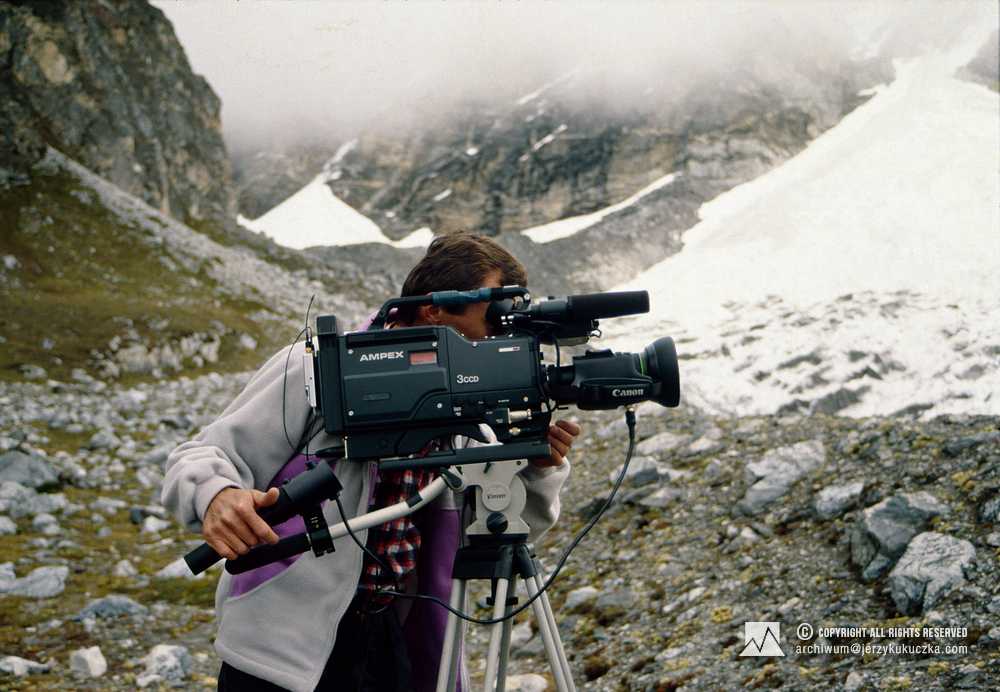 Operator kamery Witold Oklek w okolicy bazy.