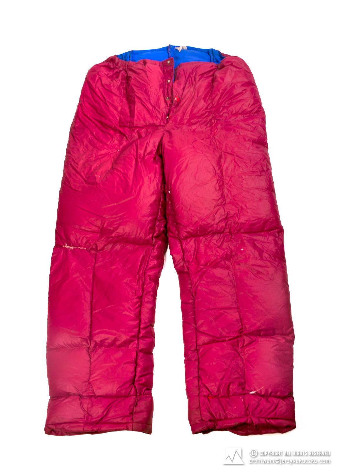 Bordowe spodnie puchowe, używane najprawdopodobniej podczas wypraw na Alaskę w 1974, Hindukusz 1976 lub/i Makalu 1982r.