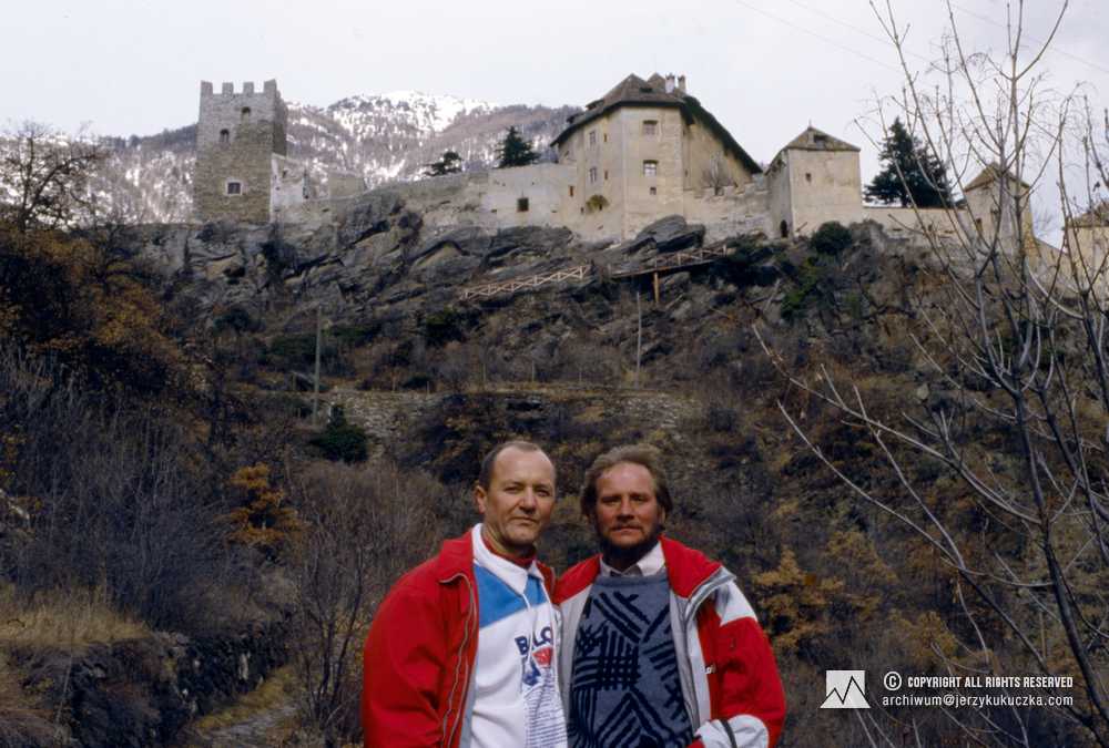 Jacek Pałkiewicz i Jerzy Kukuczka na tle zamku Reincholda Messnera.