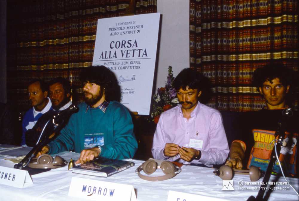 Konferencja „Corsa alla vetta”. Od lewej Jacek Pałkiewicz, Jerzy Kukuczka, Reinhold Messner, Patrick Morrow, Escoffier.