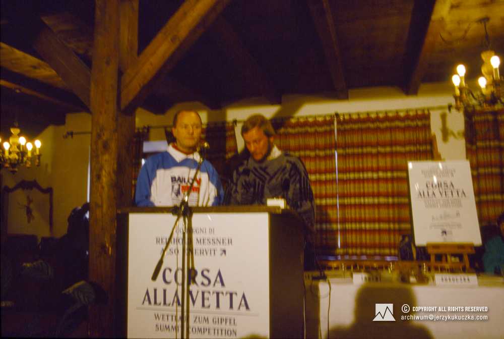Od lewej: Jacek Pałkiewicz, Jerzy Kukuczka w trakcie konferencji „Corsa alla vetta”.