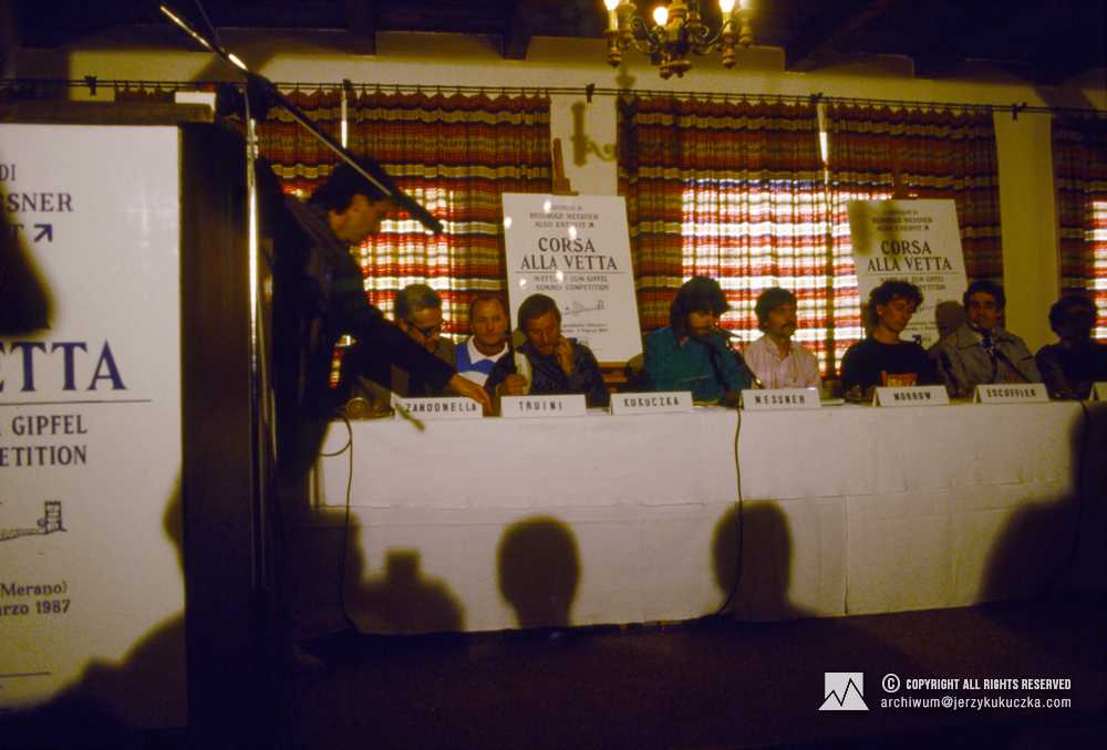 Konferencja „Corsa alla vetta”. Drugi od lewej Truini, Jacek Pałkiewicz, Jerzy Kukuczka, Reinhold Messner, Patrick Morrow, Escoffier.