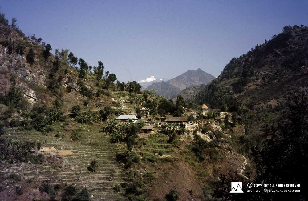 Nepalska wioska. W tle widoczny szczyt Jannu (7710 m n.p.m.) w masywie Kangchenjungi.