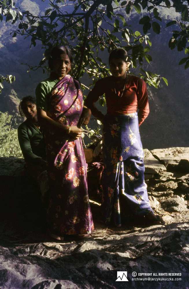 Nepalskie kobiety napotkane przez uczestników wyparwy podczas dojścia do bazy.
