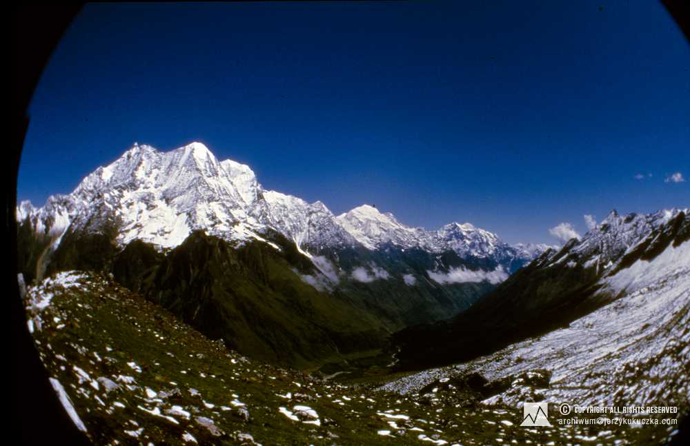 Dolina na północny-wschód od Manaslu. Po lewej widoczny sześciotysięcznik Pangpoche (6620 m n.p.m.), po prawej siedmiotysięcznik Chamar (7165 m n.p.m.).