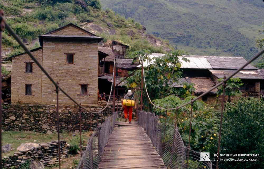 Artur Hajzer w nepalskiej wiosce.