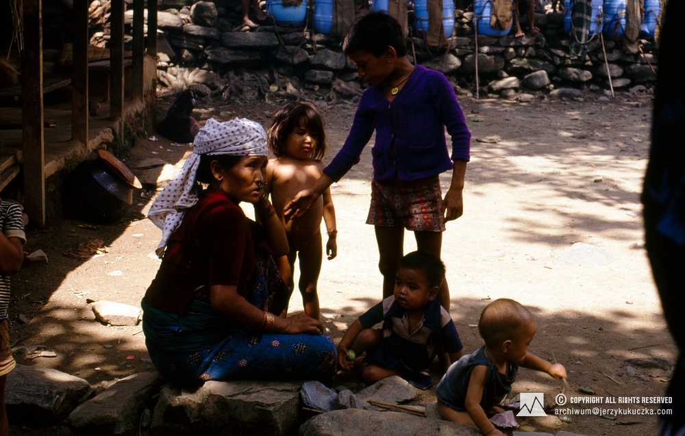 Mieszkańcy nepalskiej wioski, napotkani w trakcie karawany do bazy.