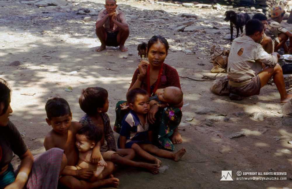 Mieszkańcy nepalskiej wioski, napotkani w trakcie karawany do bazy.