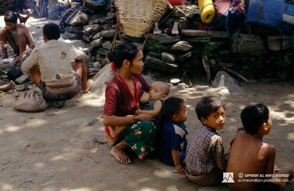 Mieszkańcy nepalskiej wioski, napotkani w trakcie karawany do bazy.