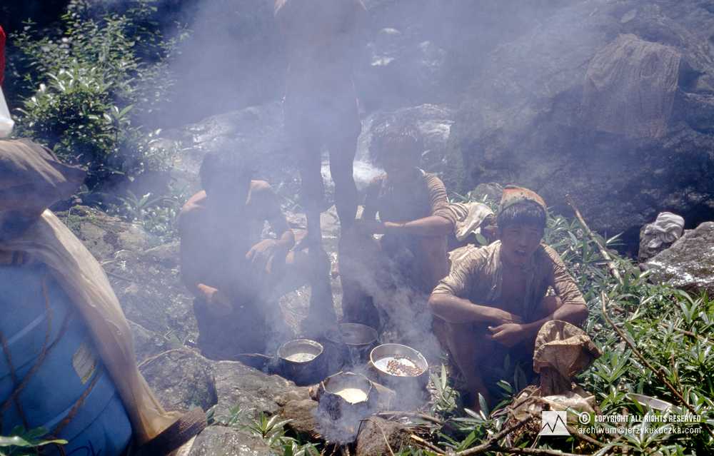 Tragarze w trakcie postoju karawany do bazy.