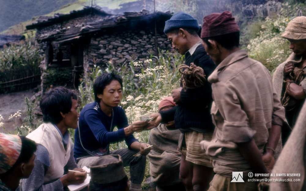 Sirdar rozlicza się z tragarzami.