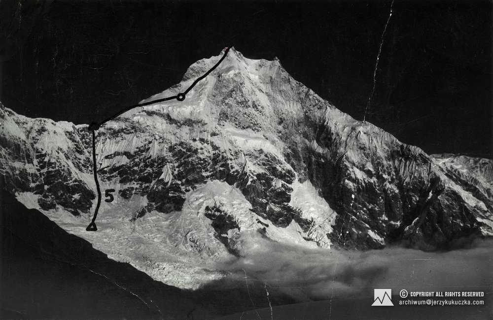 Masyw Manaslu z wytyczoną trasą wspinaczki i obozami.