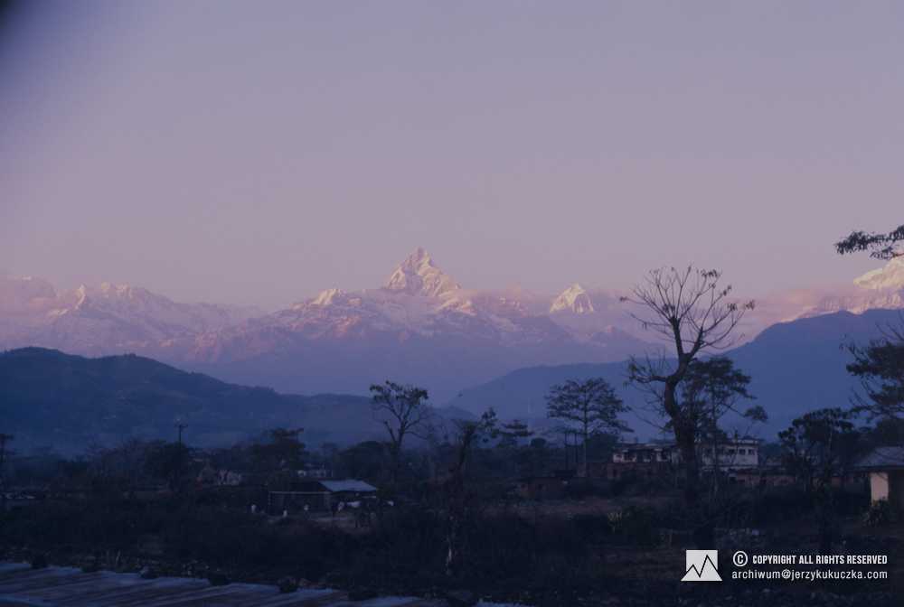 Szczyt Machhapuchhare (6993 m n.p.m.) w masywie Annapurny widoczny z Pokhary.