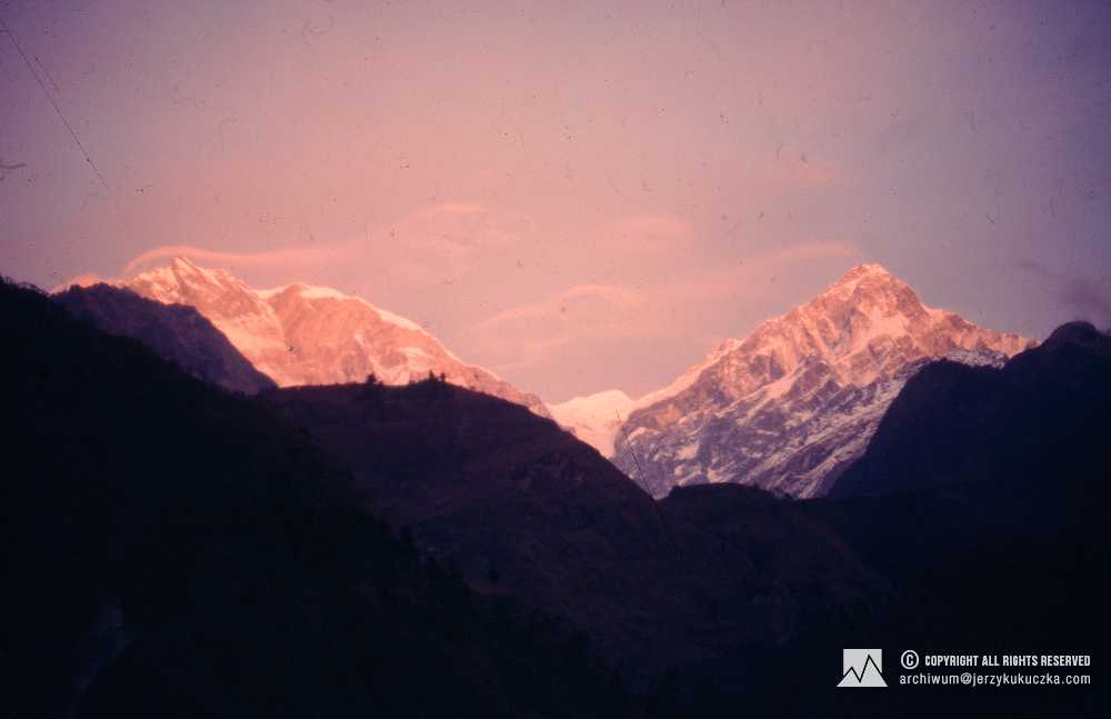 Szczyty od lewej: Bharha Chuli (7647 m n.p.m.) i Annapurna Południowa (7219 m n.p.m.).