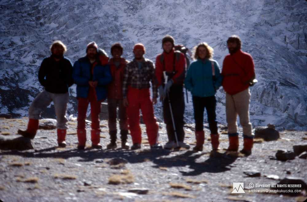 Uczestnicy wyprawy w bazie. Od lewej: Ryszard Warecki, Krzysztof Wielicki, Bardal, Jerzy Kukuczka, Artur Hajzer, Wanda Rutkiewicz i Michał Tokarzewski.