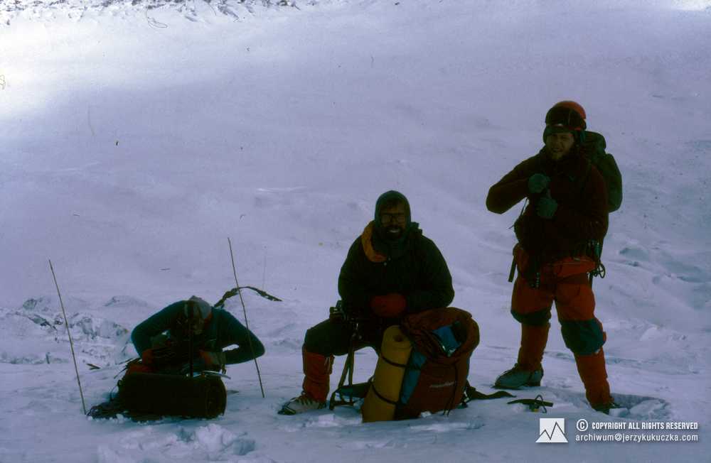 Uczestnicy wyprawy na stoku Annapurny. Od lewej: Krzysztof Wielicki, Ryszard Warecki i Artur Hajzer.