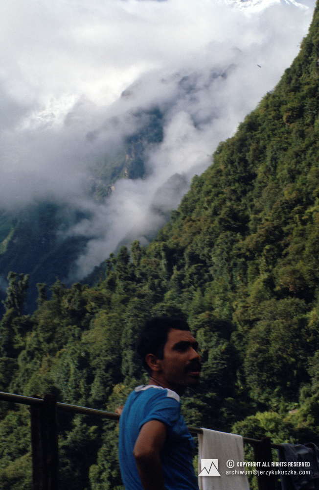 Nepalski tragarz w trakcie postoju karawany.