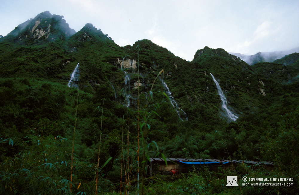 Nepalski krajobraz z wodospadami. Po prawej w zielonej kurtce Artur Hajzer.