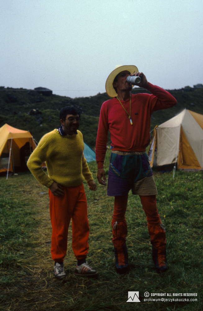 Francisco Espinoza (żółty sweter) i Steve Untch w bazie.