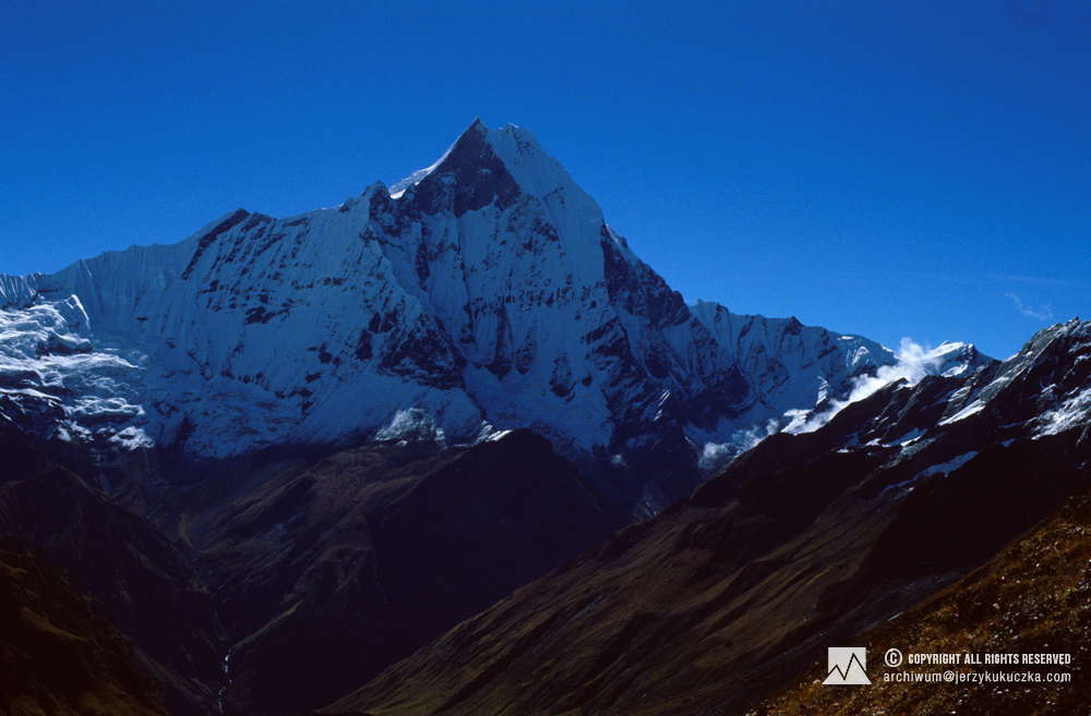 Szczyt Machhapuchhare (6993 m n.p.m.) w masywie Annapurny.
