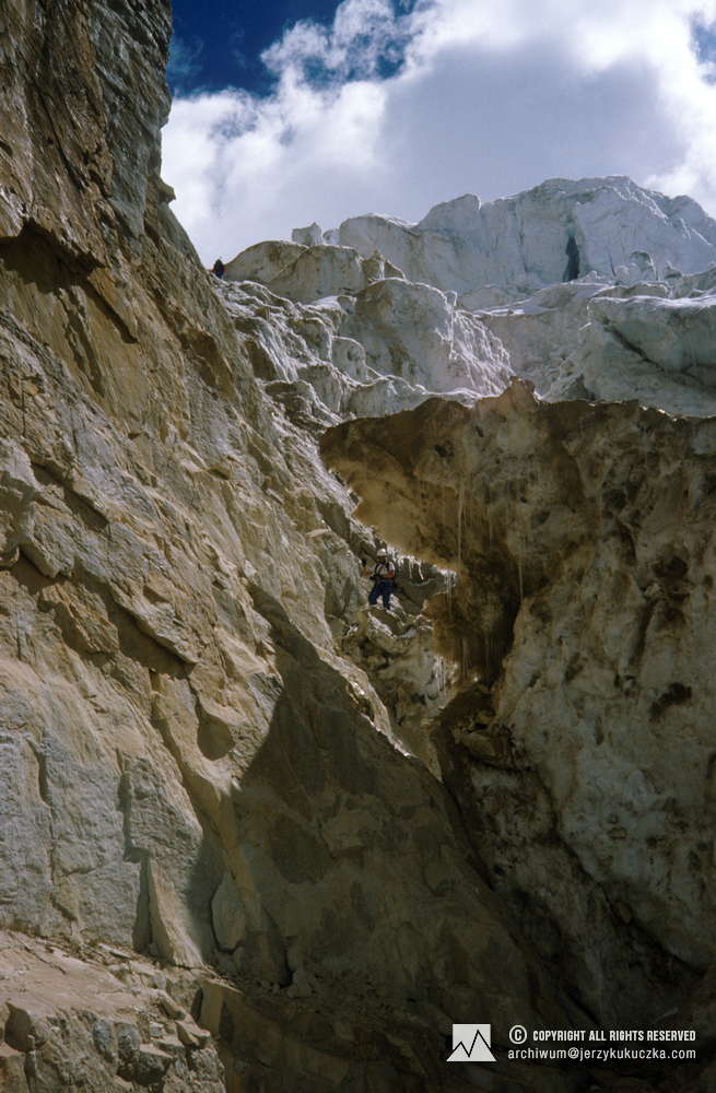 Artur Hajzer (biały kask) i NN podczas wpinaczki w niskich partiach Annapurny.