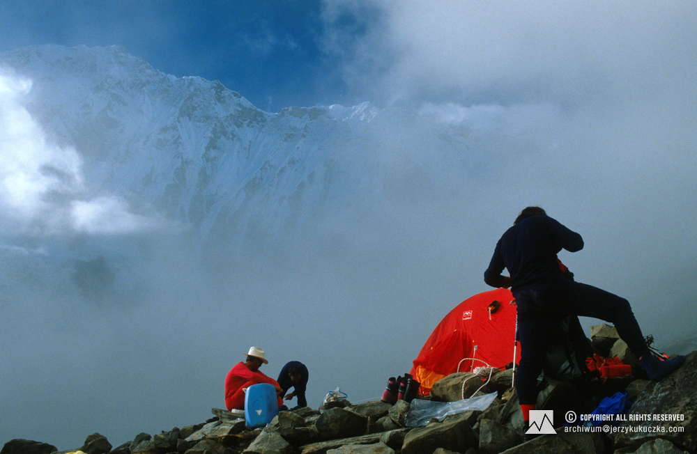 Himalaiści w bazie wysuniętej (5200 m. n.p.m.). Od lewej: Steve Untch, Jamusz Majer i Ryszard Warecki.