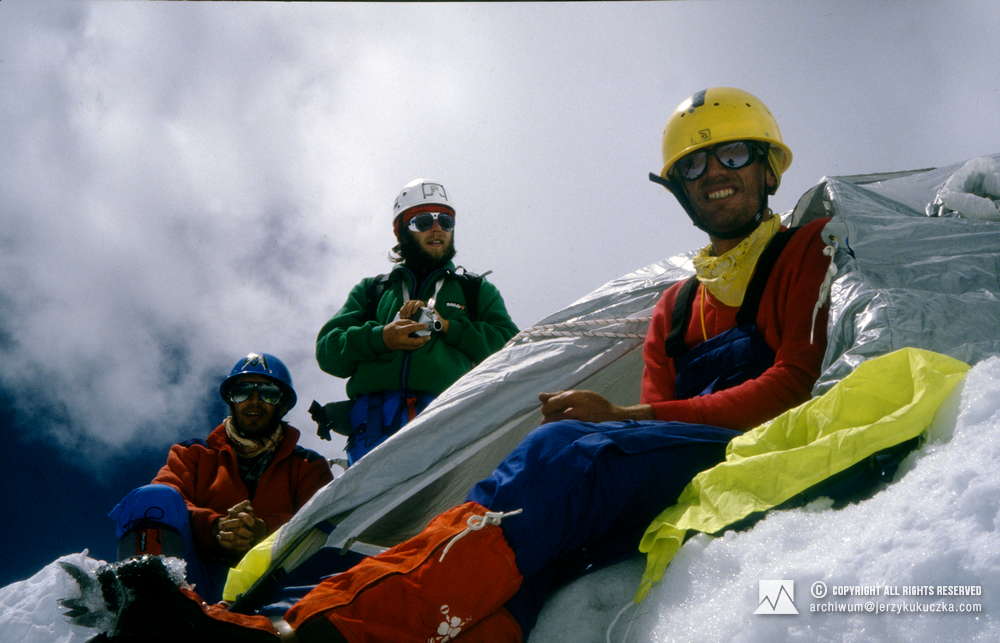 Himalaiści w obozie I (5800 m. n.p.m.). Od lewej: Ramiro Navarrete, Artur Hajzer i Steve Untch.