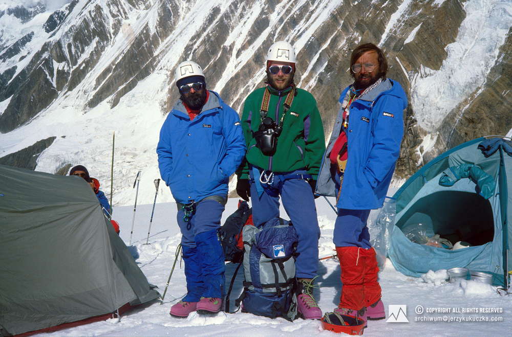 Himalaiści w obozie I (5800 m. n.p.m.). Od lewej: Francisco Espinoza, Janusz Majer, Artur Hajzer i Ryszard Warecki.