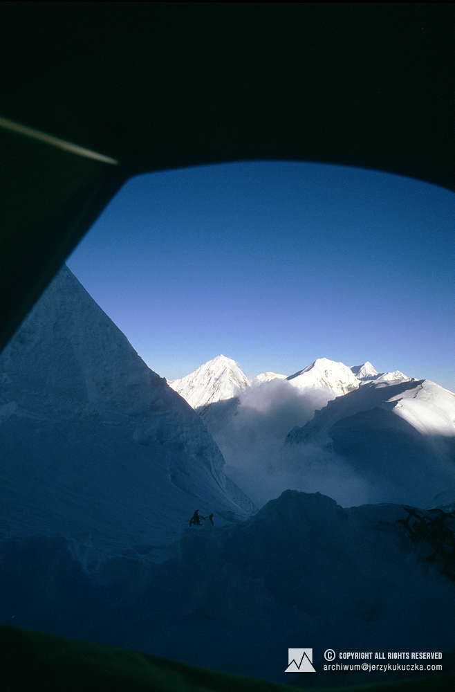 Masyw Annapurny widoczny z wnętrza namiotu.