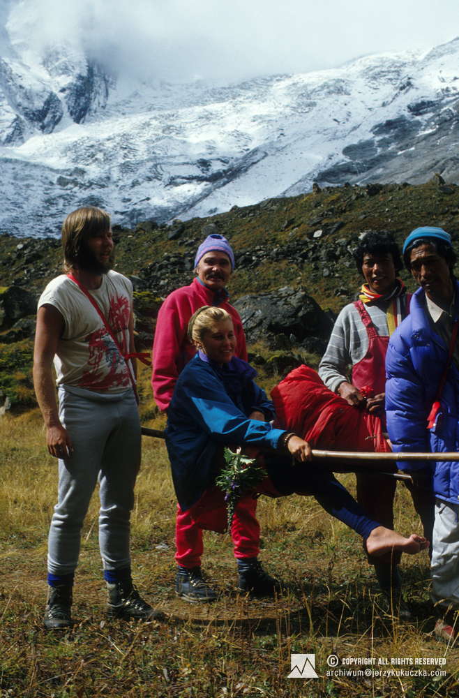 Uczestnicy wyprawy w bazie. Od lewej: Artur Hajzer, Lech Korniszewski, Irene Simon-Schnass, Bardal i pracownik obsługi bazy.