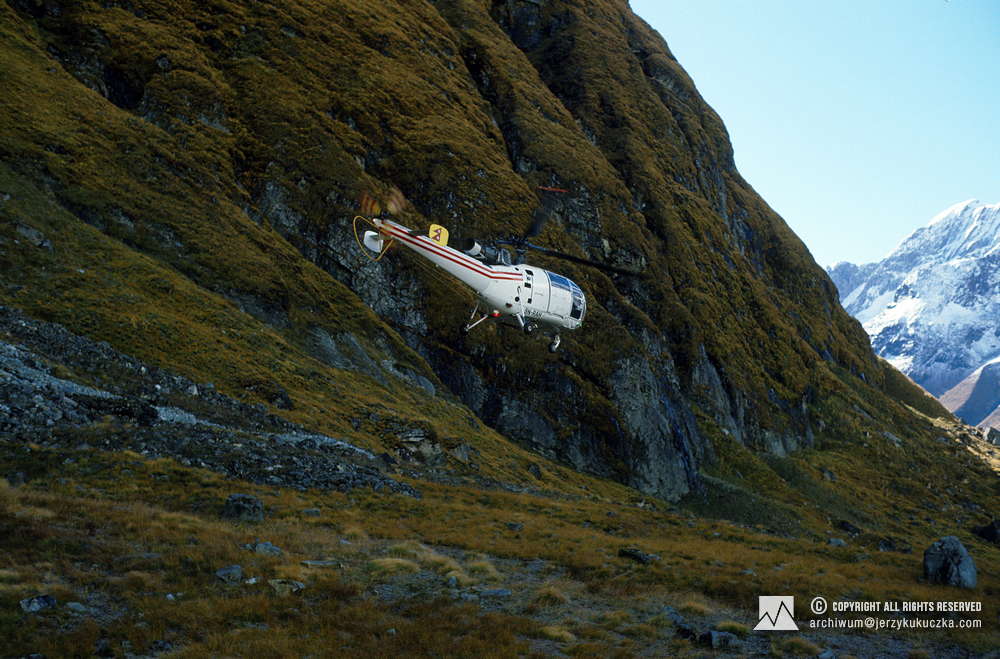 Helikopter wylatuje z bazy pod Annapurną.