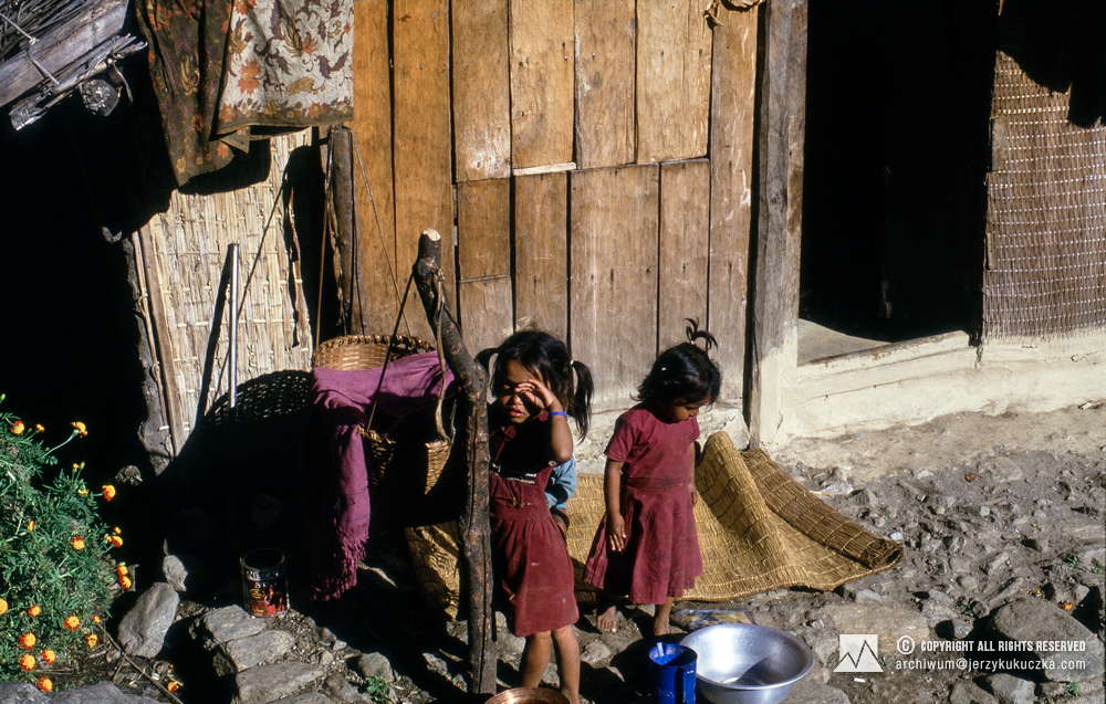 Nepalskie dzieci napotkane podczas powrotu himalaistów z wyprawy.