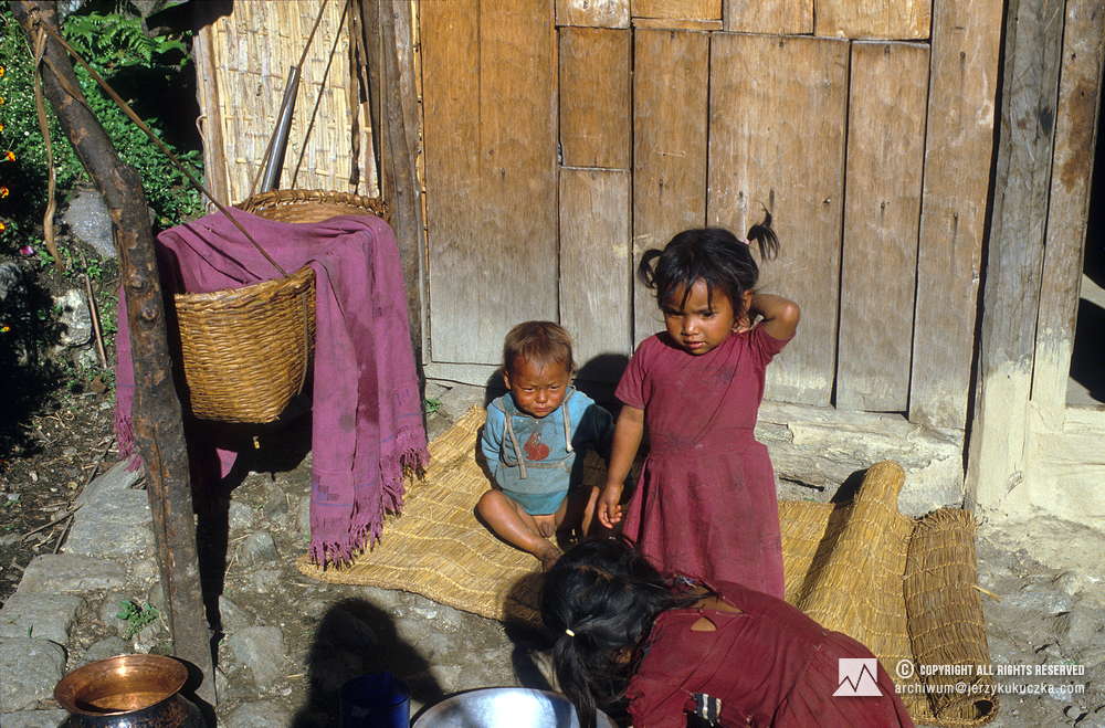 Nepalskie dzieci napotkane podczas powrotu himalaistów z wyprawy.